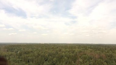 Yeşil bir ormanın üzerinde yüzen bulutlar zaman aşımına uğrar.