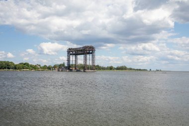 Öl Eisenbahn Hubbrcke bei Karnim