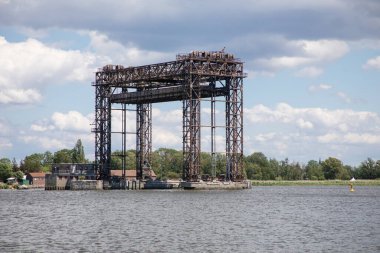 Öl Eisenbahn Hubbruecke bei Karnim