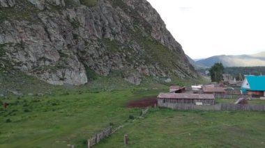 Altai dağlarının vadileri, nehirler, ormanlar, tarlalar ve göller. Puslu dağların, gökkuşaklarının ve sonsuz nehirlerin ardında gün batımı