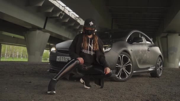 Une Fille Avec Masque Bonnet Sous Pont Style Hip Hop — Video