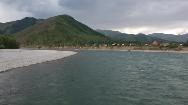 アルタイ山脈 フィールドや湖の谷 霧の山 虹と無限の川の背景に夕日 — ストック動画