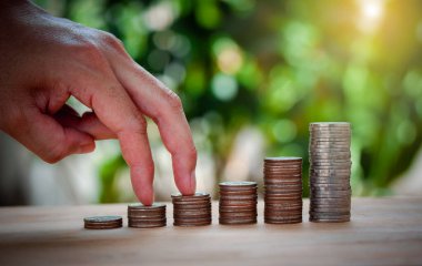 Erkek el işi sikkeler ilk adım için aynı merdiveni dizer. Gelecek, eğitim, ev, kredi ve çocuk için Bokeh arka planında büyümek gibi..