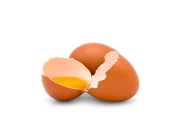 Bir buçuk yumurta tavuk yumurtası ve beyaz arka planda yumurta sarısı..