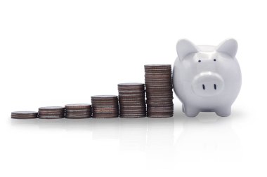 Bozuk paralar ve gölgeli kumbaralar. Tasarruf konsepti, iş, mali ve gelecek için emeklilik için büyüyen kırpma yolu ile beyaz arka planda izole.