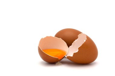 Bir buçuk yumurta tavuk yumurtası ve beyaz arka planda yumurta sarısı..