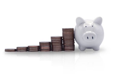 Bozuk paralar ve gölgeli kumbaralar. Tasarruf konsepti, iş, mali ve gelecek için emeklilik için büyüyen kırpma yolu ile beyaz arka planda izole.