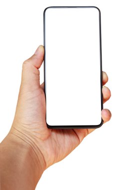 Erkek eli, beyaz arka planda boş ekranlı cep telefonu sunuyor. Kesme yolu