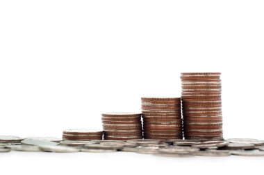 Paralar büyüyen parayı, daha iyi hayatı, finansal yatırımı ve beyaz arka planda izole edilmiş gelecek için emekliliği gösteren gölgelerle istiflenir..