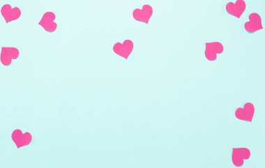 Mavi arkaplanda izole edilmiş pembe kağıt kalpler..