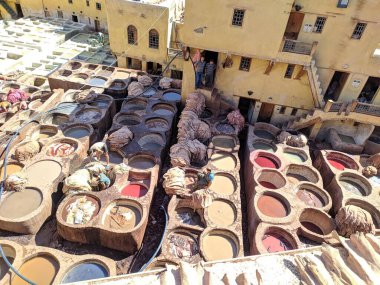 Dar dbagh eski Medina, Fes şehri, Fas, geleneksel bir fabrika, deri ineklerin güzel, orijinal kumaşlara dönüştüğü bir yer.