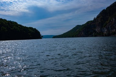 İki nehrin kavşağı, Nugush ve Uryuk.