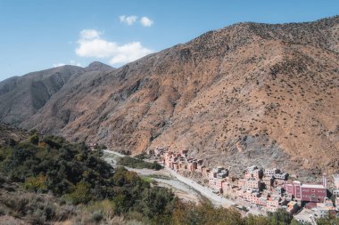 Ourika Vadisi dağları arasındaki berber geleneksel köyünün kurak manzarası, Fas.