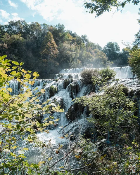 Hırvatistan 'ın Krka Ulusal Parkı' ndaki güzel şelalelerin manzarası. Akıp duran su ve yeşil ağaçlar.