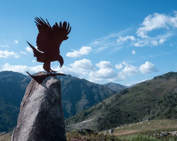 Xertelo bölgesindeki Kartal bakış açısı, Peneda Geres Ulusal Parkı. Dağlar, bitki örtüsü ve granit bir kaide üzerinde tahta bir kartal.