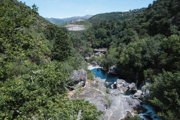 Ponte da Misarela 'dan Rabagao nehrinin manzarası. Peneda Geres Ulusal Parkı 'nda ağaçlarla kaplı bir vadi.