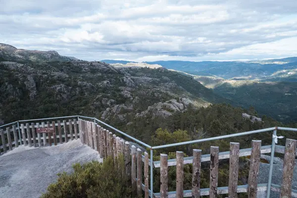 Pohled Hory Vegetaci Pohledu Rocase Dřevěným Plotem Národním Parku Peneda — Stock fotografie