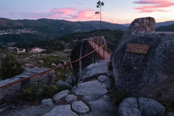 Geres Ulusal Parkı 'ndaki Fafiao manzarası ve tepeler gün batımında görülüyor. Bakış açısına sahip ahşap tabela