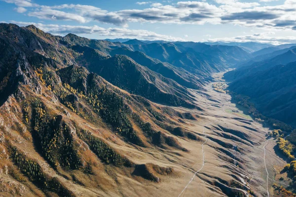 Mountain Valley Εναέρια Θέα Drone Ποτάμι Σύννεφα Ηλιόλουστο Φθινόπωρο Πολύχρωμα — Φωτογραφία Αρχείου