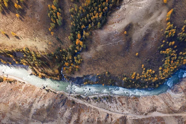 陡峭的山谷 蓝色的河流 橙色和绿色的秋天的森林 空中景观 — 图库照片