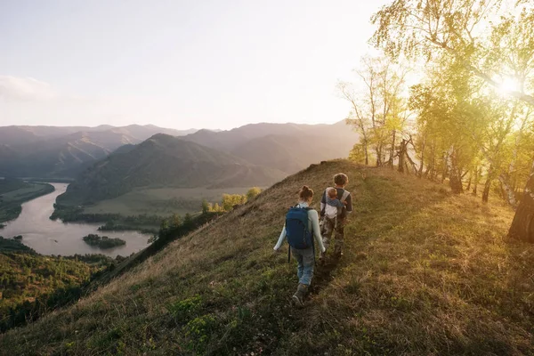 Família Com Criança Sentada Pescoço Andando Belas Montanhas — Fotografia de Stock