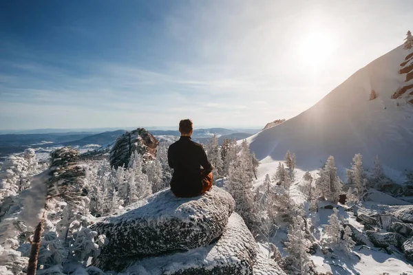 山の崖の上のハイカー席と谷と冬の山の風景の景色を楽しむ — ストック写真