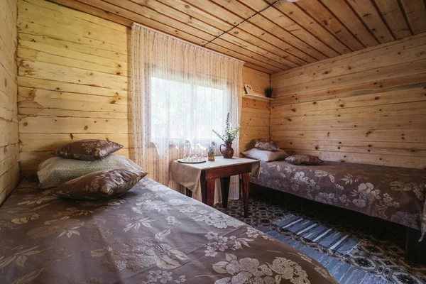 Drewniane Proste Rustykalne Wnętrze Sypialni Górskim Kurorcie Letnim — Zdjęcie stockowe