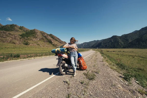 Jovem Mulher Viajando Scooter Estrada Montanhas — Fotografia de Stock