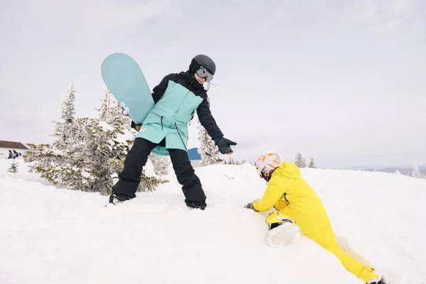 家家户户的雪人 母亲和孩子一起玩 在山顶的雪地里玩得开心 滑雪胜地的阳光假日 — 图库照片