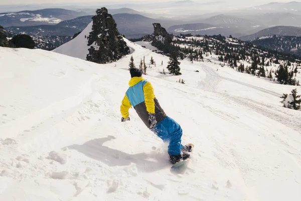 Snowboarder Montando Uma Inclinação Segurando Bordo Fundo Neve Branca — Fotografia de Stock