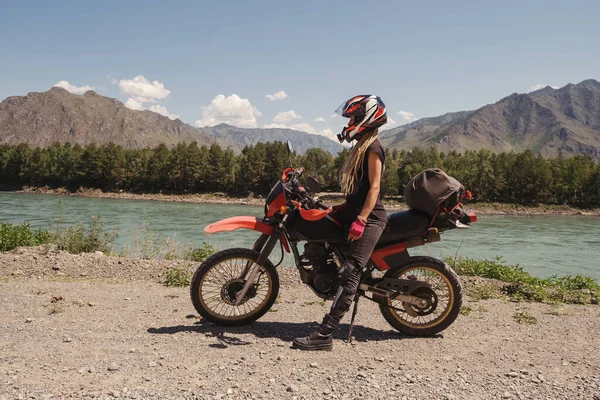 Жінка Подорожує Ендуро Мотоциклі Горах Дороги — стокове фото