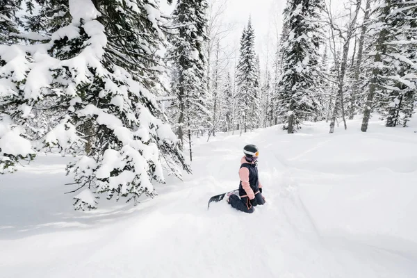 Snowboarderin Ruht Beim Snowboarden Winterlich Verschneiten Pelzwald Neuschnee Pulver Freestyle — Stockfoto