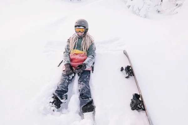 Mujer Snowboarder Caer Divertirse Polvo Nieve Profunda —  Fotos de Stock