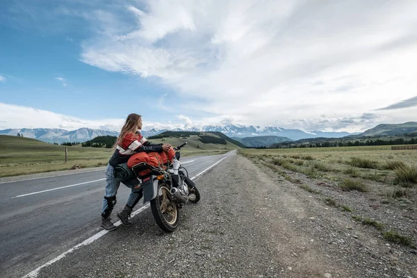 Pembalap Wanita Berdiri Dekat Motornya Pegunungan Perjalanan Panjang Pegunungan Altai — Stok Foto