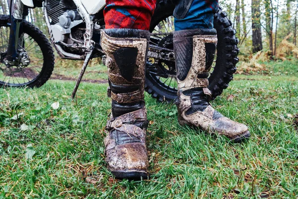 Sepatu Motor Kotor Pada Pengendara Sepeda Motor Enduro Setelah Mengendarai — Stok Foto