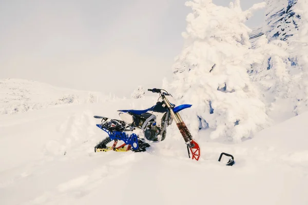 Snowbike Śniegu Pokryty Pudrem Górskim Pomyje Aktywność Świeżym Powietrzu Zimowy — Zdjęcie stockowe