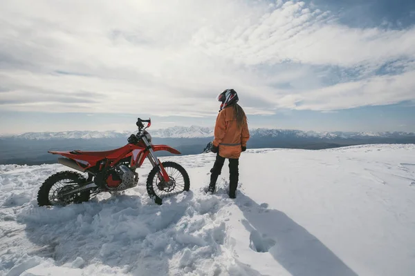 Žena Motocyklistka Stojící Svým Enduro Motocyklu Zasněženém Vrcholu Hory Sněhové — Stock fotografie