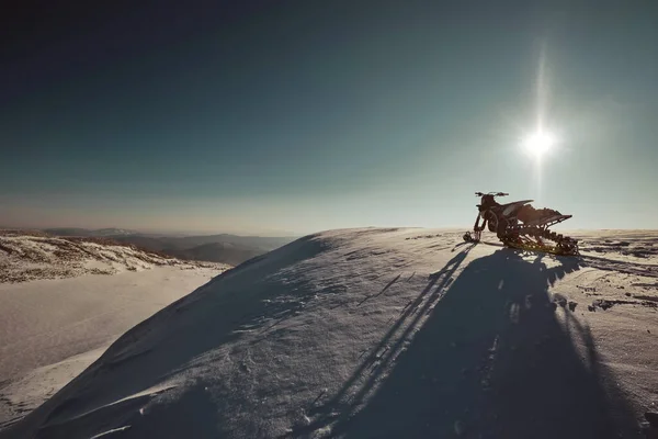 Snowbike Rijder Het Bergdal Modificeer Crossmotor Met Sneeuwspatten Trail Sneeuwscooter — Stockfoto