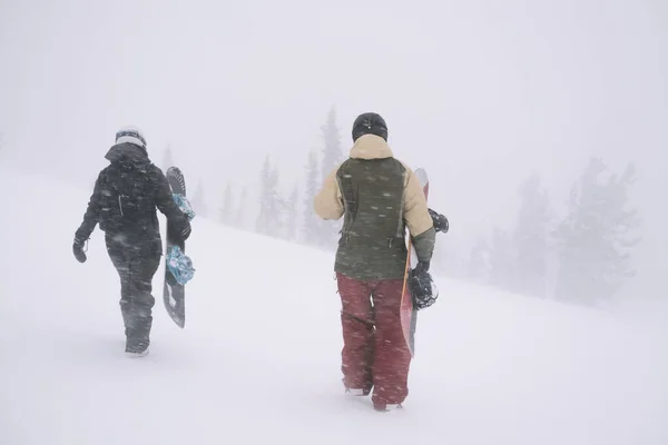 Snowboarders Segurando Pranchas Andando Para Baixo Neve Slop Para Freeride — Fotografia de Stock