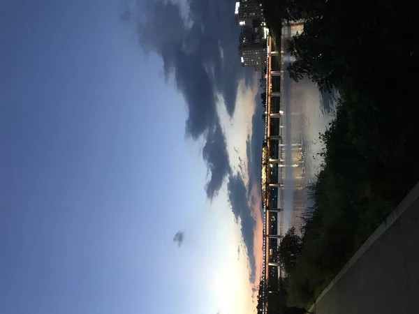 Schöne Bunte Himmel Und Fluss — Stockfoto