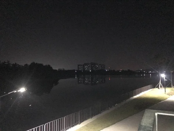 Ночной Вид Озеро Апартаменты — стоковое фото
