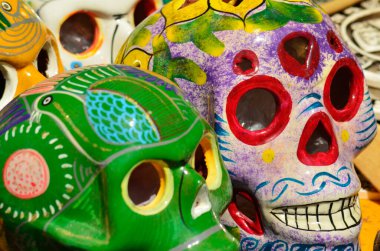 Calaveras de colores dia de muertos Mexico, calaveras pintadas para dia de muertos, kapan, makro