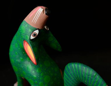 detalle de alebrije mexicano, alebrije de conejo, debrije mexicano, colores y pintura en alebrijes,