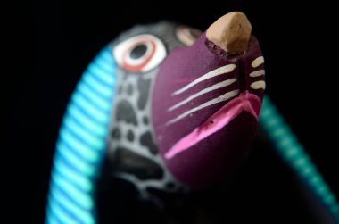 detalle de alebrije mexicano, alebrije de conejo, debrije mexicano, colores y pintura en alebrijes,