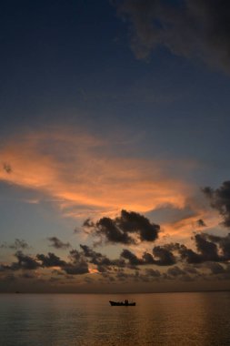 atardecer en el mar, nubes, cada del sol, paisaje, nubes, descanso,