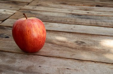 Manzana roja sober sobre superficie de madera, manzana aislada, fondo de madera, manzana fruta roja