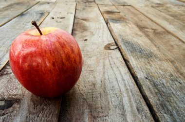 Manzana roja sober sobre superficie de madera, manzana aislada, fondo de madera, manzana fruta roja
