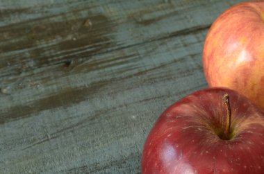 Manzana roja sober sobre superficie de madera, manzana aislada, fondo de madera, manzana fruta roja