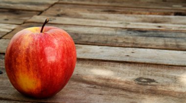 Manzana roja sober sobre superficie de madera, manzana aislada, fondo de madera, manzana fruta roja