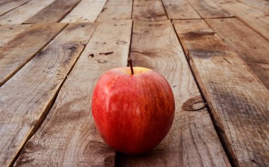  Manzana roja sober sobre superficie de madera, manzana aislada, fondo de madera, manzana fruta roja